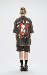 Remera negra con efecto nevado, corte oversize y estampado de Pennywise, globos y la frase 'Todos Flotan'.
