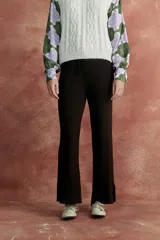 Pantalón acampanado de tejido de punto acanalado color chocolate, con cintura elastizada y cordón ajustable.