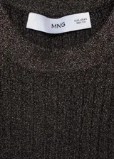 Top negro de tejido de punto fino con lúrex, cuello halter y diseño entallado.