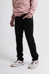 Pantalón de jean negro de corte recto.