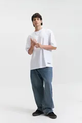 Pantalón de jean azul de corte amplio y tiro medio, con bolsillos delanteros y traseros.