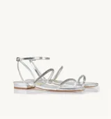 Sandalias plateadas con tiras finas y detalle de strass.