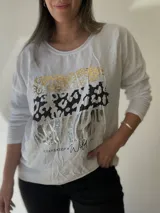 Remera negra de algodón con estampado de animal print en dorado, plateado y gris.