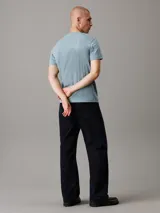 Remera celeste de corte regular, cuello redondo y manga corta. Presenta un monograma bordado de Calvin Klein Jeans en el pecho.