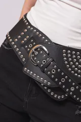Cinto faja negro de cuero sintético con tachas plateadas y hebilla metálica.