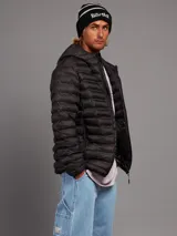 Campera acolchada color azul piedra, con cierre frontal y capucha ajustable.