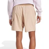 Bermuda color beige con bolsillos tipo cargo y logo de Adidas estampado en negro en el muslo.