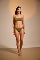 Bombacha vedetina negra con textura brillante.