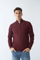 Sweater color borgoña tejido en punto buttoné, con cuello alto y medio cierre.