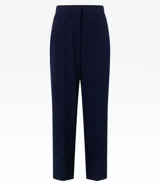 Pantalón de vestir azul marino, de corte recto, con bolsillos laterales y traseros.