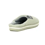 Pantufla sin talón de tela color verde claro, con interior de piel suave.