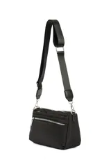 Bandolera rectangular color bordó, con correa larga regulable de cinta negra. Tiene dos compartimentos principales con cierre y un bolsillo frontal con cierre.