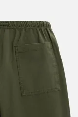 Pantalón de hombre color beige, corte carrot fit, con cintura elástica ajustable con cordón, bolsillos frontales y bolsillo trasero de plastrón.