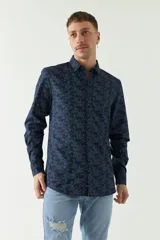 Camisa de manga larga con estampado de hojas en tonos azul marino y negro.
