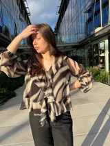 Blusa estampada con cuello en V y mangas largas.