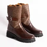 Bota de cuero marrón con interior de piel sintética, caña media, hebilla lateral y suela track negra.
