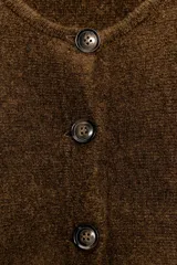 Chaqueta marrón de tejido de punto con cuello redondo, manga larga, bajo peplum y cierre frontal con botones.
