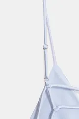 Vestido midi negro de tejido satinado, con escote en pico y tirantes finos ajustables. Presenta un detalle de tiras cruzadas en la espalda descubierta y cierre con cremallera metálica.