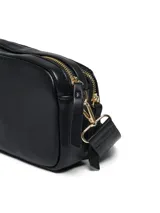 Bolso bandolera negro acolchado, con correa ajustable y cierre con cremallera.