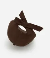 Gorra de sarga color marrón oscuro, con visera curva y un lazo ajustable en la parte trasera.