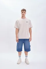 Bermuda de jean azul medio con bolsillos laterales y traseros.