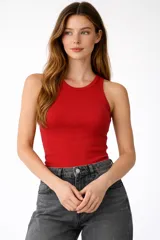 Musculosa ajustada al cuerpo, color rojo, con cuello redondo y tejido acanalado.