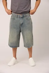 Bermuda de jean celeste con efecto lavado y corte amplio.