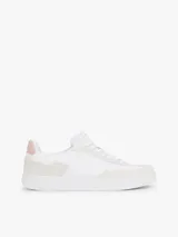 Zapatillas blancas de corte bajo con exterior de ante y paneles con mezcla de texturas. Presentan monograma TH tonal bordado en el lateral y logo de Tommy Hilfiger bordado en la parte trasera.