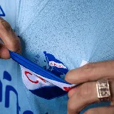 Camiseta de fútbol Umbro del Club Nacional de Football, modelo Away 3 temporada 2025. Diseño celeste con detalles en blanco, azul y rojo en cuello y mangas. Incluye logo de Umbro, escudo del club y sponsor Antel en el frente.