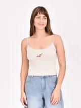 Musculosa gris con breteles finos y bordado de un cangrejo rojo en el pecho.