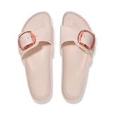 Sandalia Birkenstock Madrid Big Buckle EVA color rosa claro, con hebilla grande en color rosa translúcido.