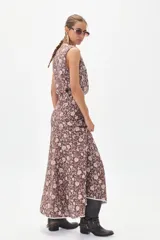 Top sin mangas color marrón con estampado floral y ribete de encaje blanco.