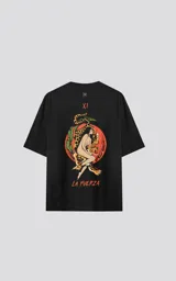 Remera negra de manga corta con cuello redondo y calce oversize. Estampa frontal con diseño de tarot con un león y la leyenda "Tarot x Luxo - La Fuerza".