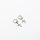 Par de aros plateados tipo argolla con dije colgante de cruz.