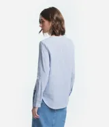 Camisa de manga larga con cuello V, abotonada frontal y rayas verticales en hilo tinto.