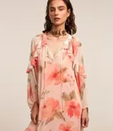 Vestido largo de chiffon con estampado floral en tonos rosados y beige. Tiene escote en V con lazo ajustable, mangas largas abullonadas con volados y forro interior.