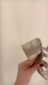 Sandalia dorada de cuero con doble tira delantera, horma cuadrada y ajuste con hebilla.