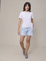 Remera negra de cuello redondo y manga corta con logo pequeño bordado en el pecho.