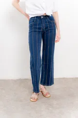 Pantalón de jean azul con corte recto y apliques de strass en líneas verticales.