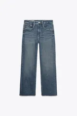 Jeans de tiro alto color azul denim, con cinco bolsillos, corte cropped flare y terminación desflecada.