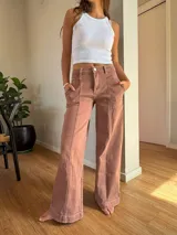 Pantalón de jean celeste de corte wide leg con bolsillos delanteros y traseros.