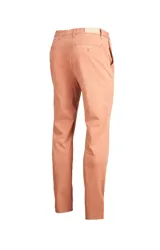 Pantalón chino verde militar de corte recto con tecnología Natural Flex.