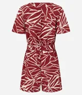 Enterito corto de poliéster con estampado abstracto en tonos borgoña y blanco. Tiene mangas cortas, escote redondo, cierre en la espalda, elástico en la cintura y lazo para ajustar.