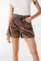 Short de jean color marrón con efecto desgastado, tiro alto y corte holgado.