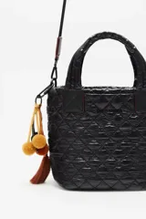 Cartera tipo tote color azul, confeccionada en poliamida matelassé, con manijas cortas y correa regulable desmontable, acceso principal con cierre y bolsillo interno.