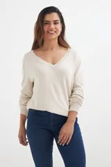 Sweater lila de tejido de punto, con escote en V y mangas largas.