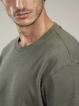 Camiseta de manga corta color azul marino, con cuello redondo y calce holgado.