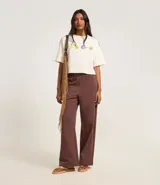 Pantalón marrón de algodón con forro de polar, corte ancho y cintura elástica.