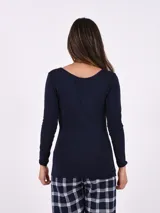 Remera básica de manga larga, color azul marino, con escote redondo y calce ajustado al cuerpo.