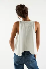 Musculosa blanca de algodón con cuello redondo y sisas amplias.